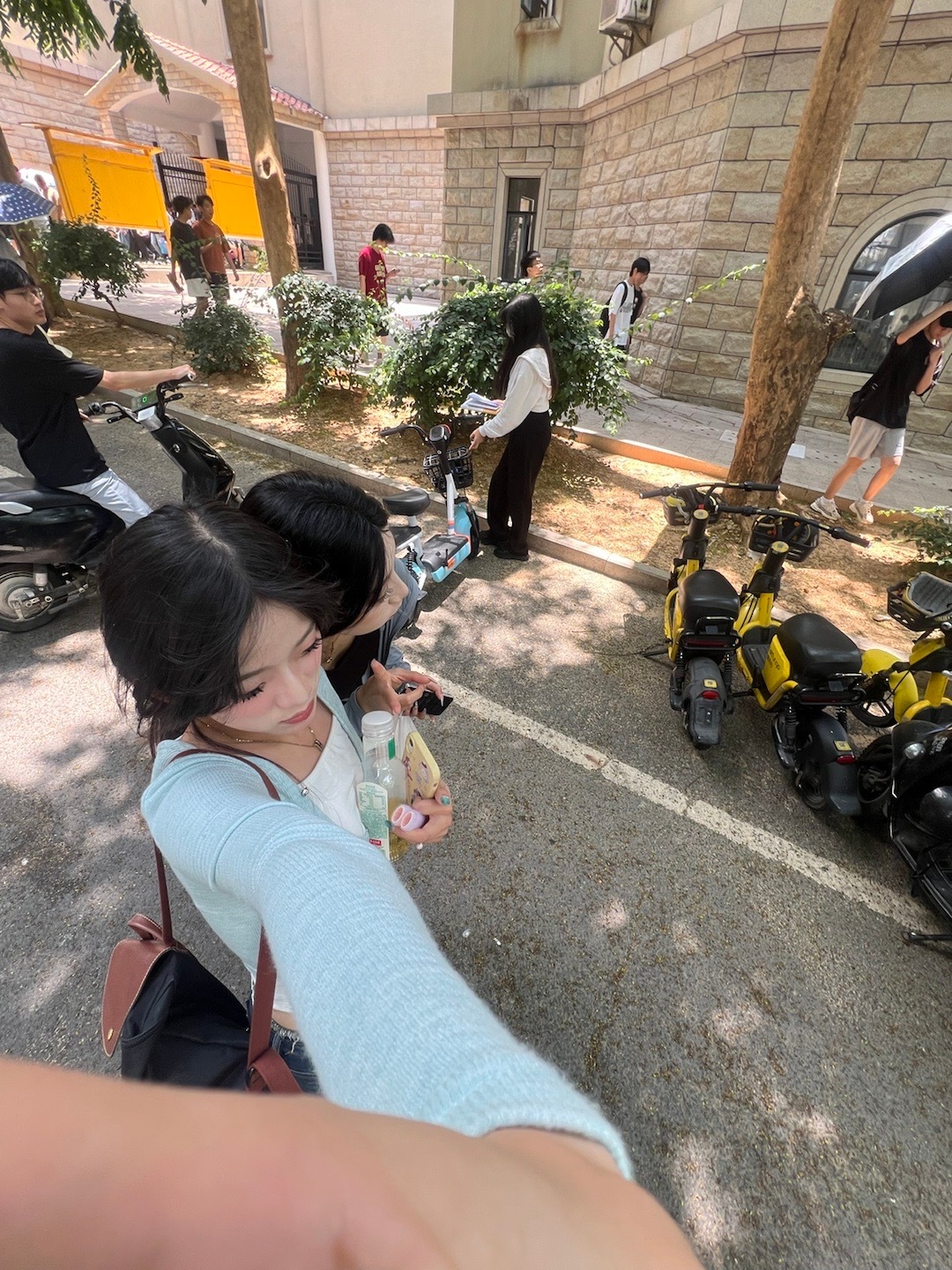 普通日子里 也充满爱意随口说了句想吃蛋糕 就有吃耶[抱一抱] ​​​