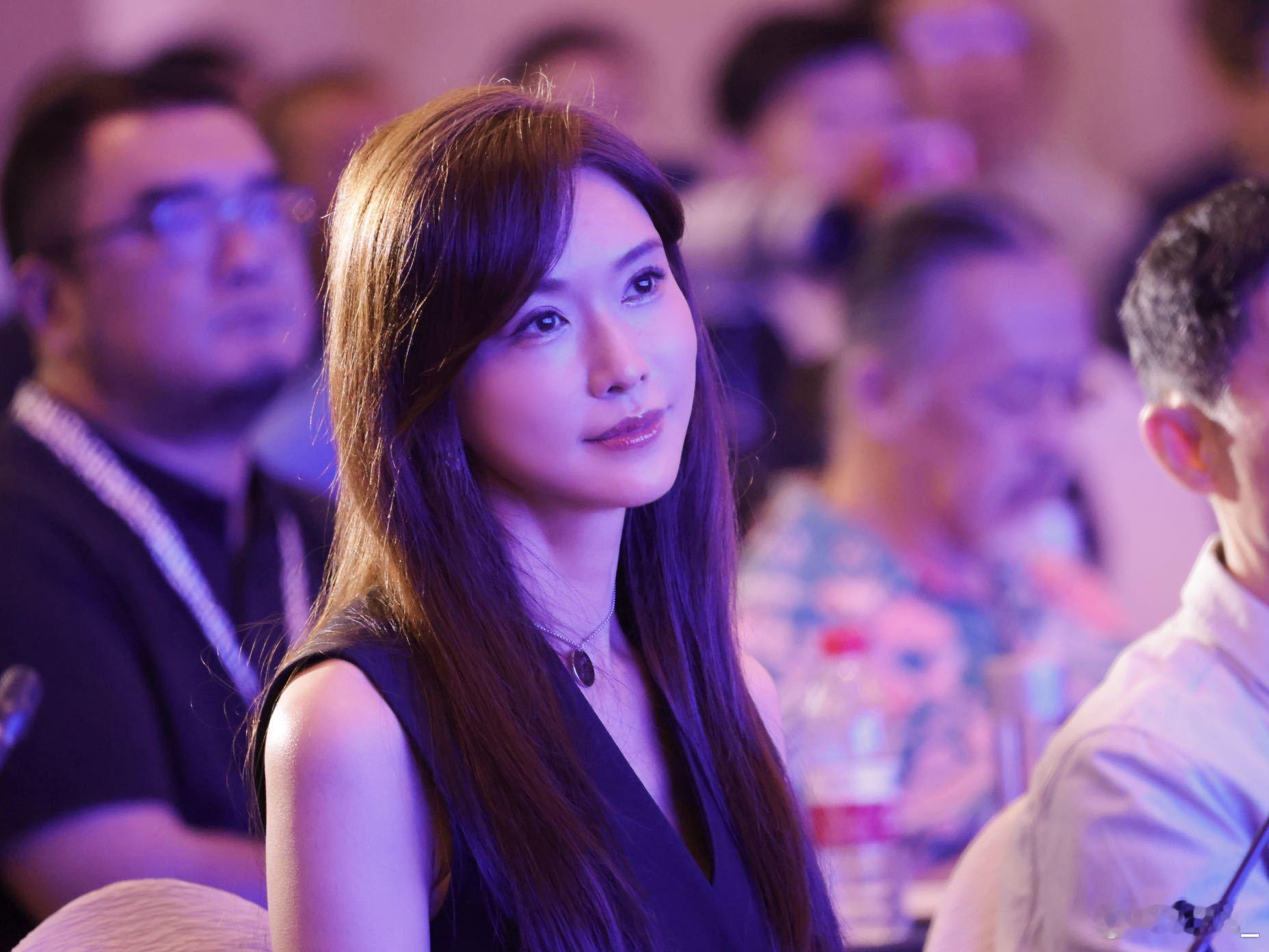 林志玲高智感发言 西宁电影节上，她融温柔与智慧，倾听后精准提点，"慢慢来，会更好