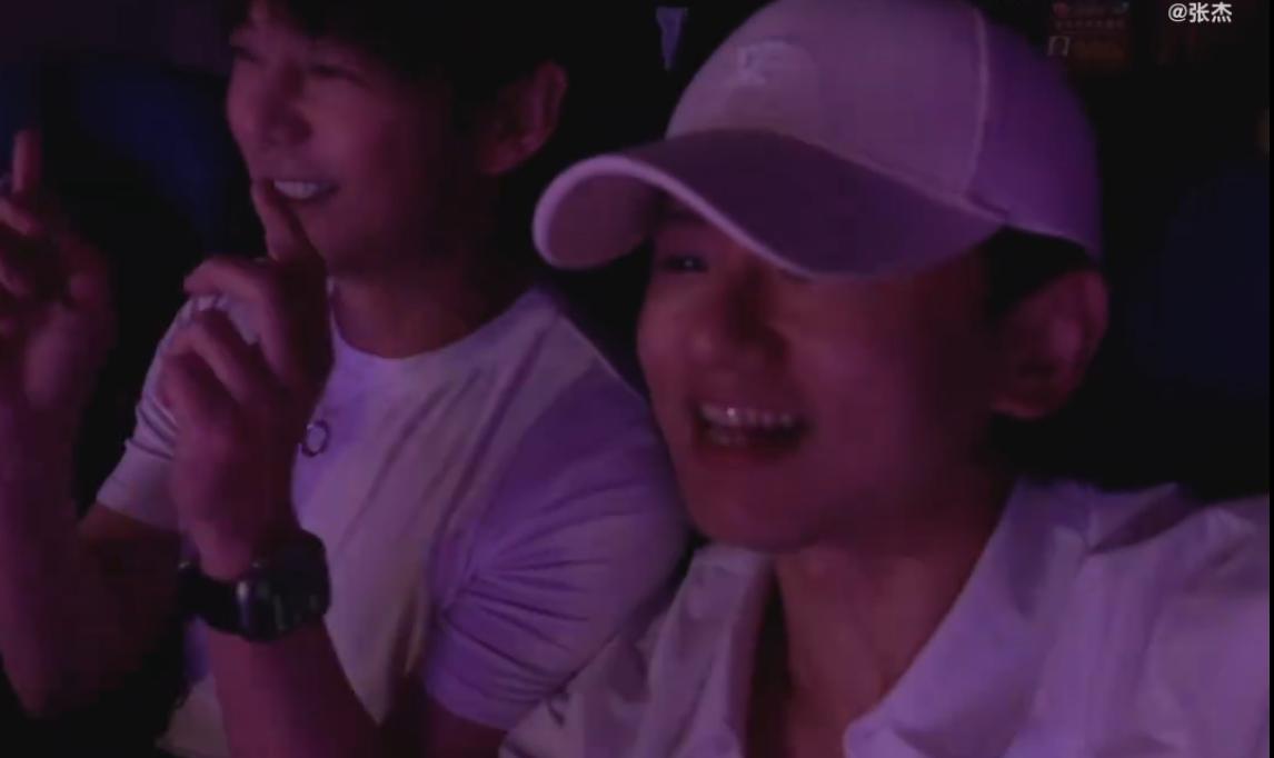 【张杰拍的谢娜演唱会大合唱】张杰差点就听到谢娜的声音了 5月6日，张 分享自己拍