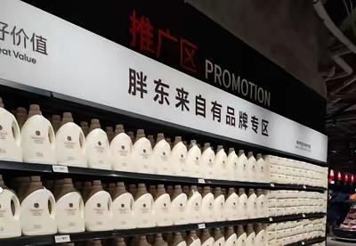 看到一组数据，当场给我整不会了。
与辉同行，一年销售额234亿。
胖东来，一年销