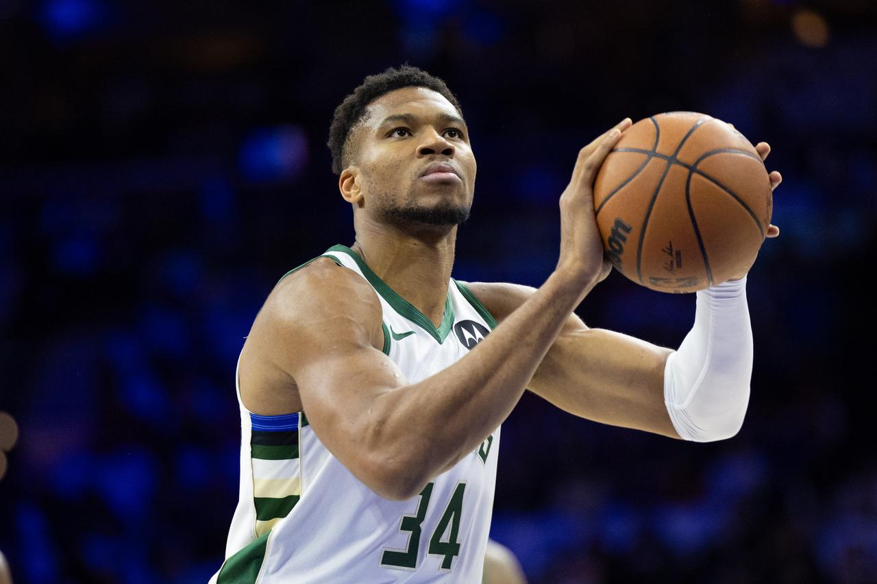 前NBA射手丹尼·格林在一档节目当中谈到了尼克斯队和字母哥以及字母哥下家的问题。