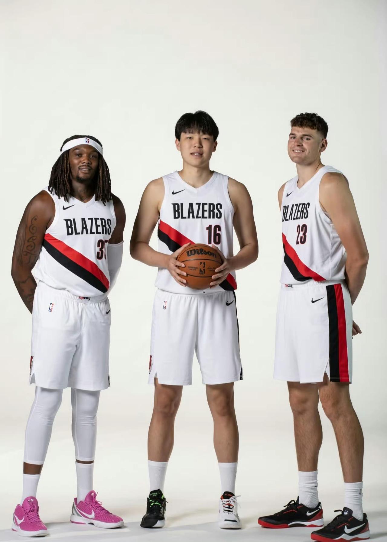 杨瀚森是懂人情世故的！这么多好信号都说明小杨融入到球队里面去了。
杨翰森为主教练