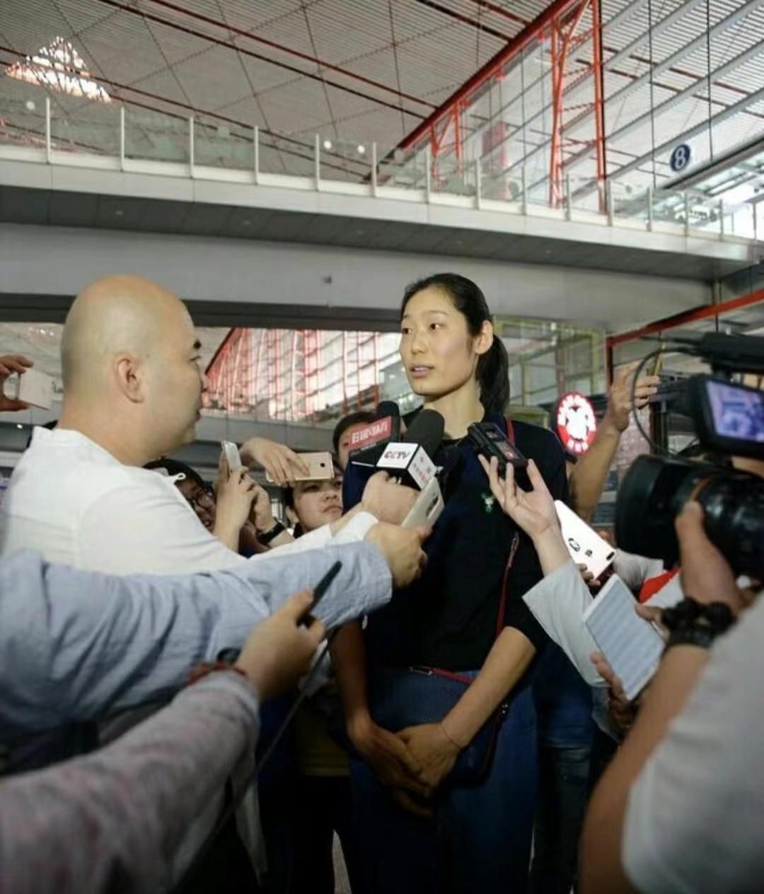 中国女排输给意大利第二天，朱婷三句话发言句句扎心：
 
1、我长期在意大利俱乐部