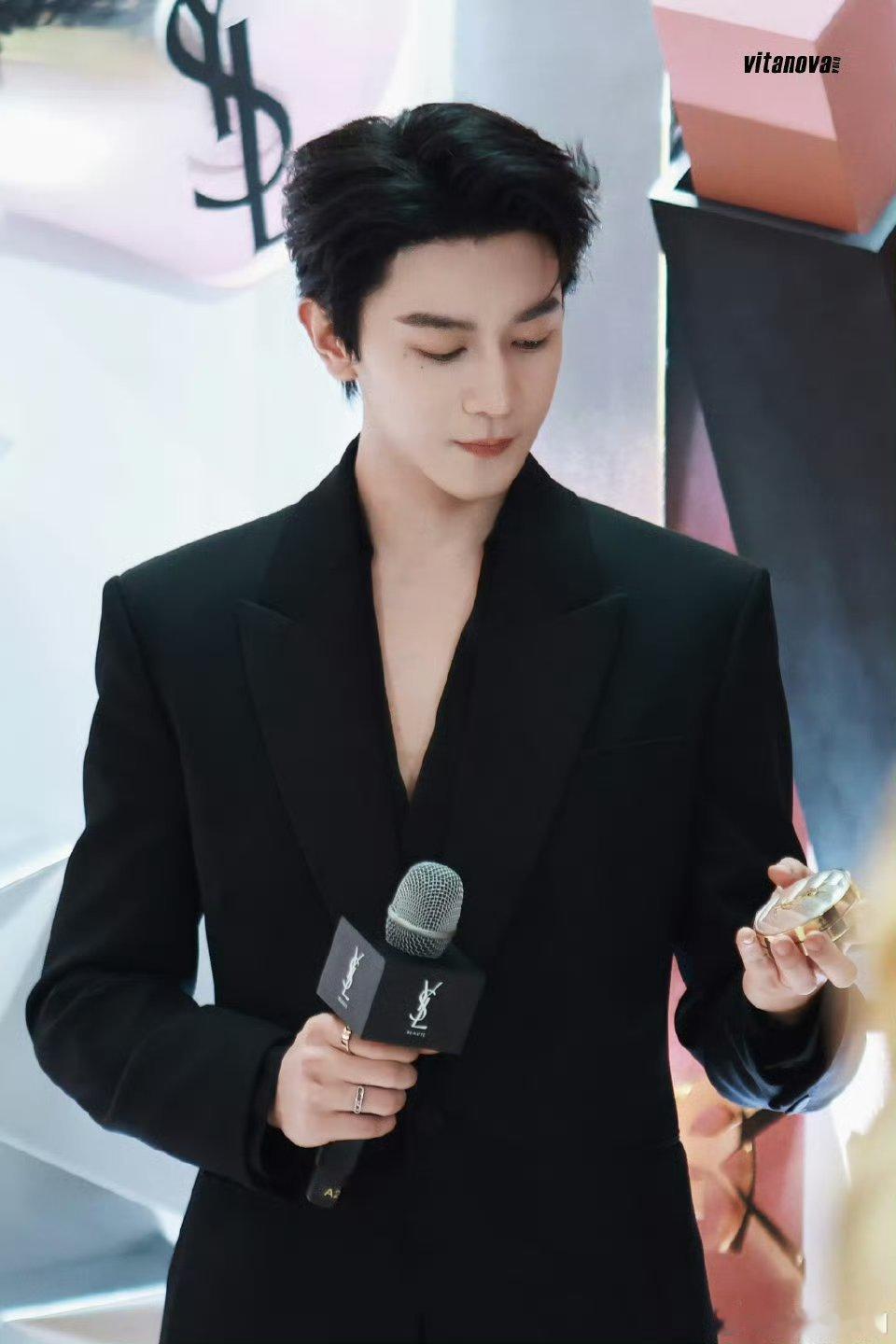 夏之光 出席南京YSL活动路透all black 西装 完全是霸总级别 好帅气的