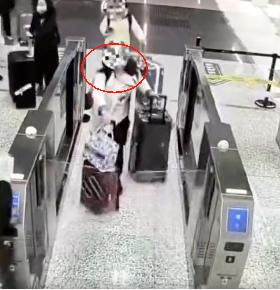 5月4日一机场海关，从一名入境旅客行李里查获的。112万人民币，外加1.8万美元