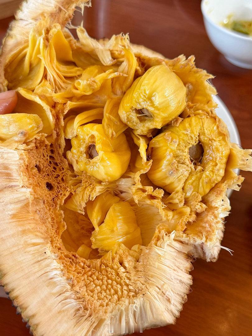 在云南早餐轻轻松松可以搞一盘水果拼盘，便宜又好吃，话说榴莲蜜也太香了，吃完手胶粘