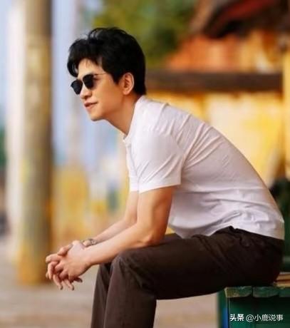 李健分享过自己的作息，
习惯晚睡晚起，还说不喜欢早睡早起，特别享受夜里安静的时光