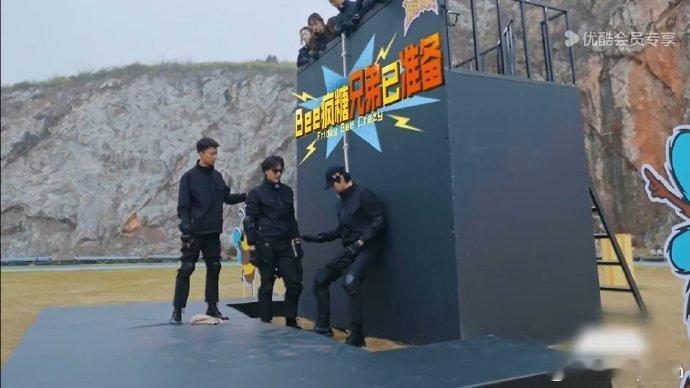 魏大勋付航等助力王传君 看到王传君快要撑不住，大家立刻上前搭把手，托举、拉绳、鼓