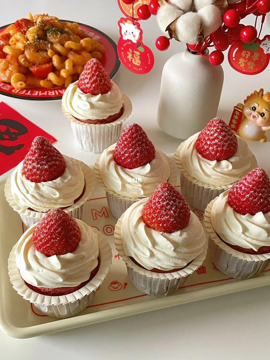 新年聚餐美味🥂草莓蛋糕🍓番茄肉酱意面🍝