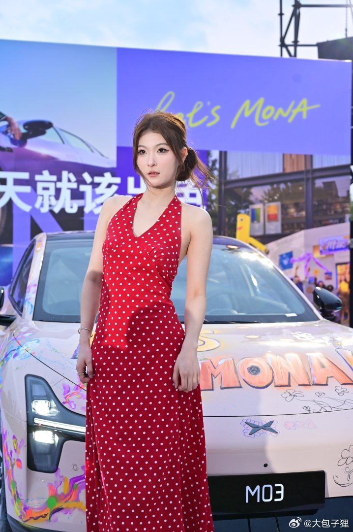 我的天，MONA M03这个发布会简直是绝了！这个雨中的感觉也太好了吧！现场好看