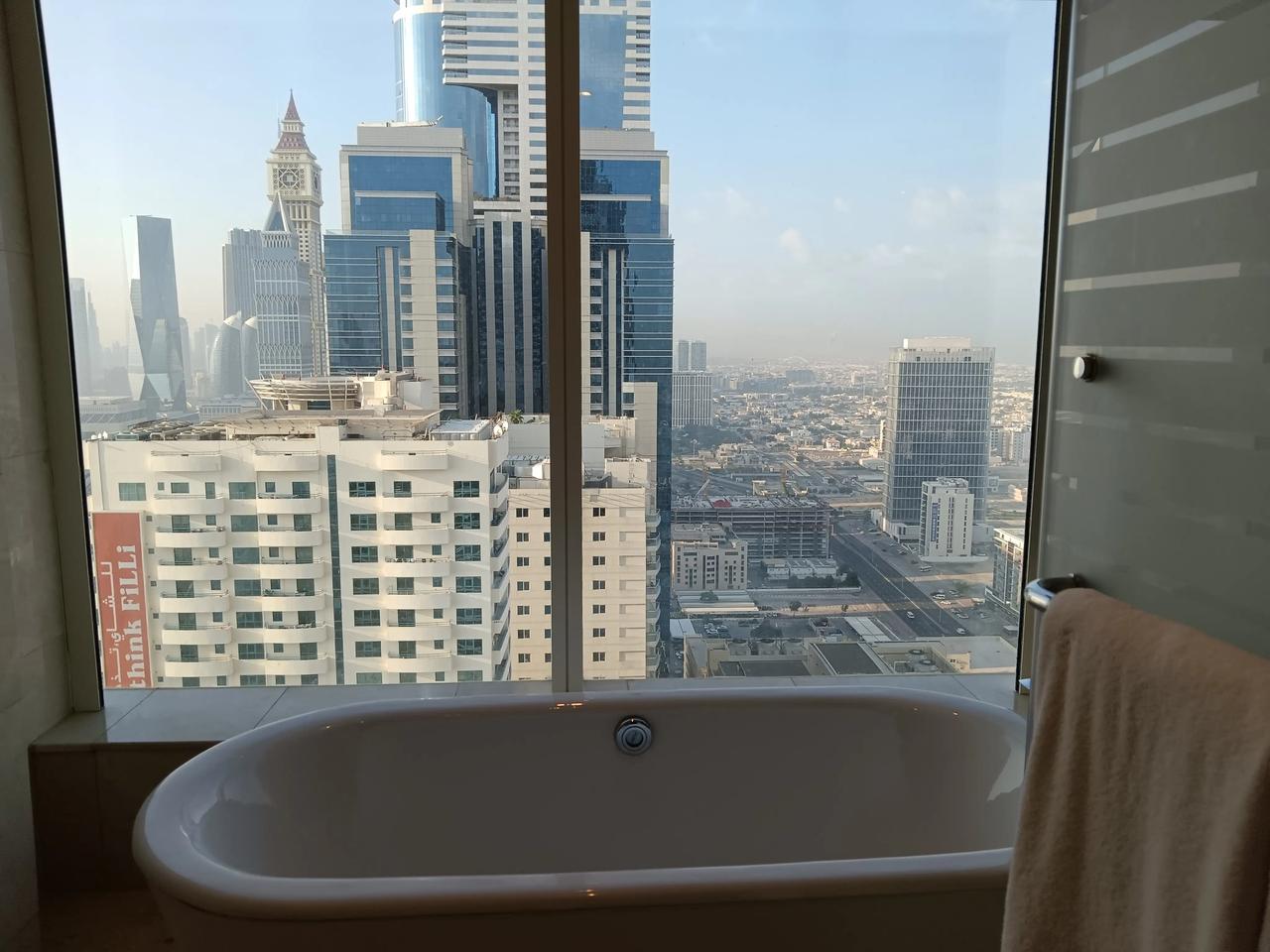 到迪拜出差或旅游的，都会碰到一件奇怪的事，就是微信的语音和视频通话都用不了，接不