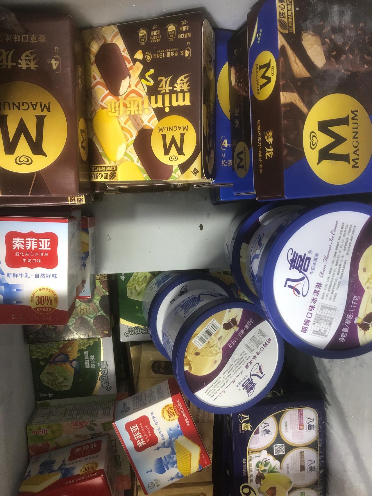 #一张图记录夏日生活##大早起就吃雪糕# 满满的夏日味道👅#来一块雪糕解热# 