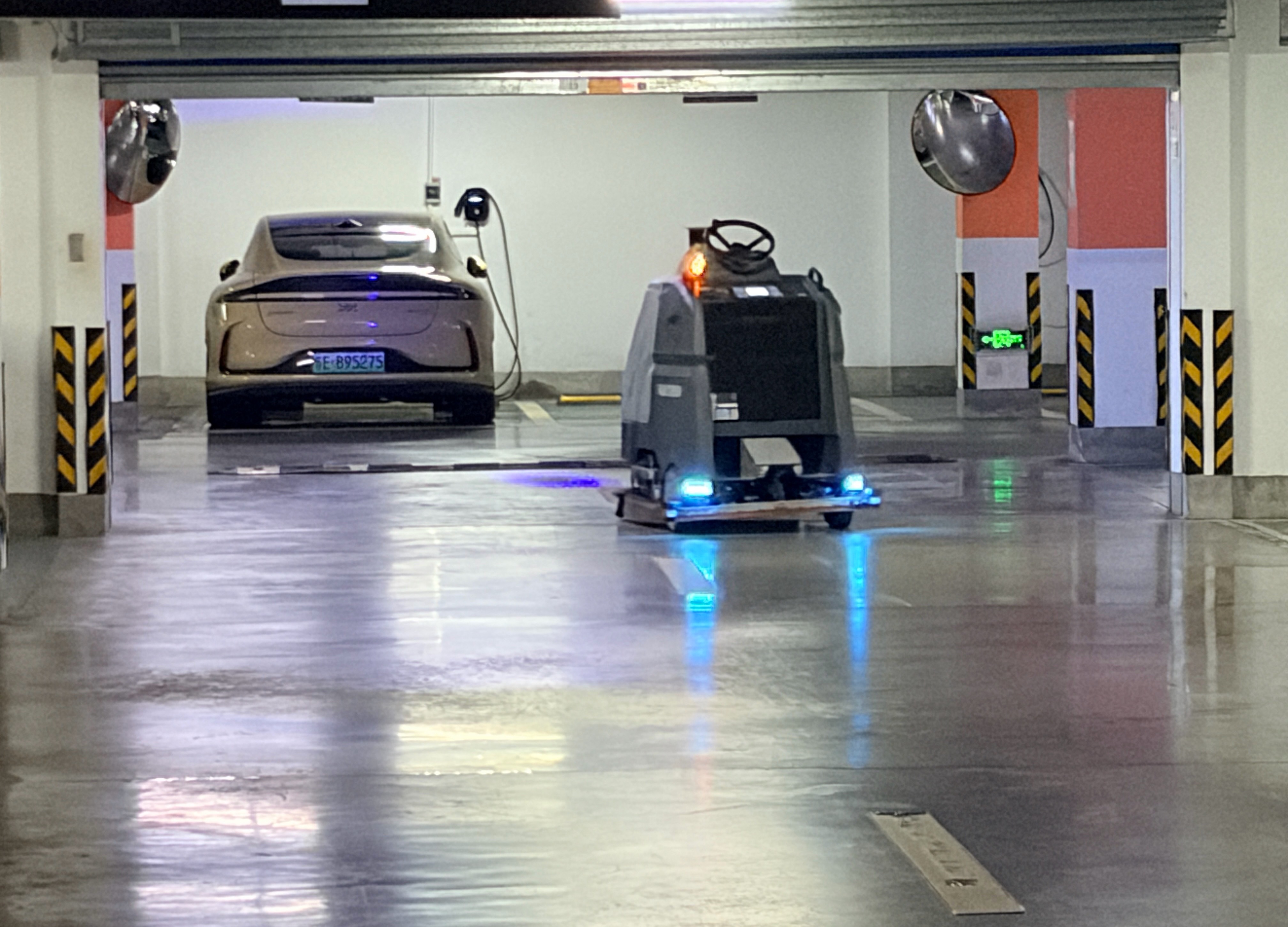 物业也与时俱进了，车库的地面清洁车都用上自动驾驶了，还会亮小蓝灯