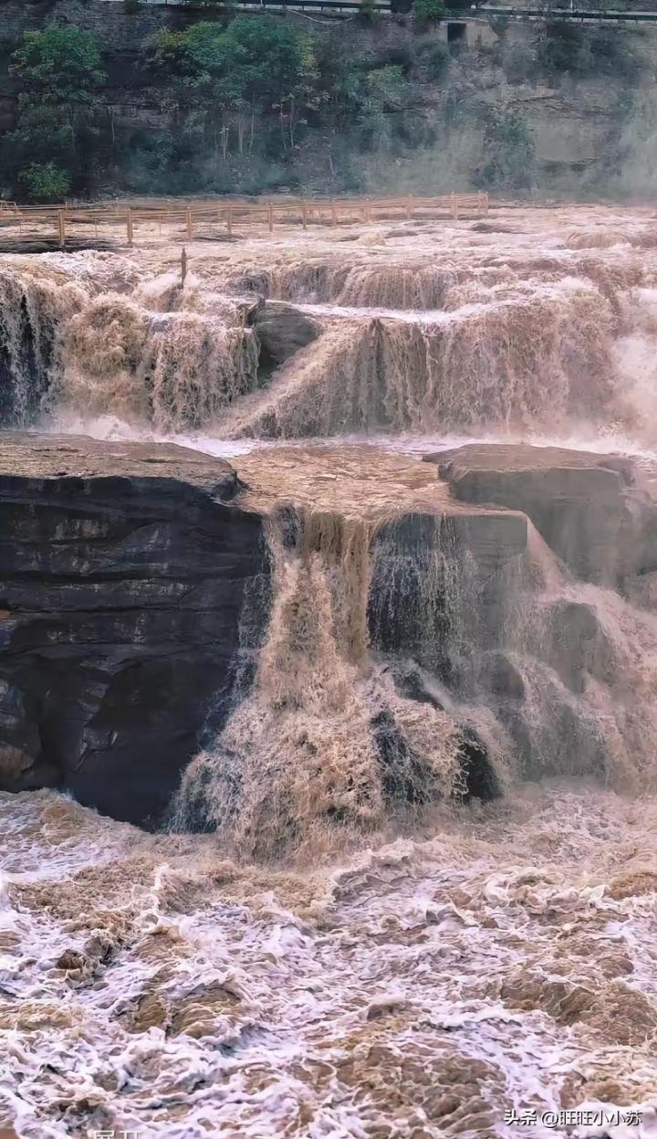 壶口瀑布这事儿真是绝了。
​之前在公路边修高墙防偷窥，被大家骂得把墙拆了。这下咱