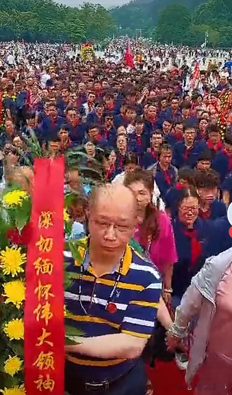 韶山为什么那么火？因为那是农民的儿子毛泽东出生的地方，是毛主席建立了没有剥削，没