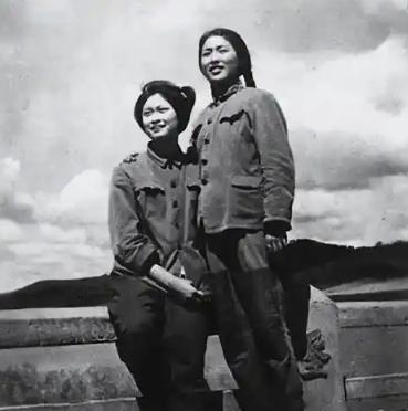 1970年，17岁知青马明辉在河边，不小心看见个陌生姑娘洗澡。他赶紧道歉。姑娘却