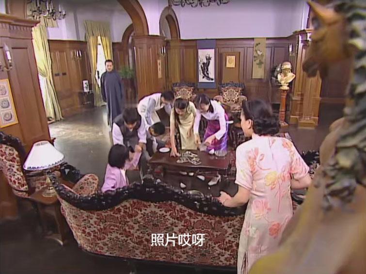 陆振华把依萍推倒时，其他人都关心照片被依萍弄坏，只有书桓首先去扶依萍，关心她受伤