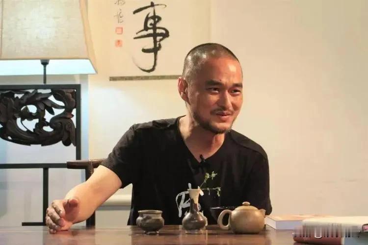 冯唐和苏芒谈过男女朋友，据说冯唐起初看不上苏芒，但后来还是屈服了。冯唐还追过柴静