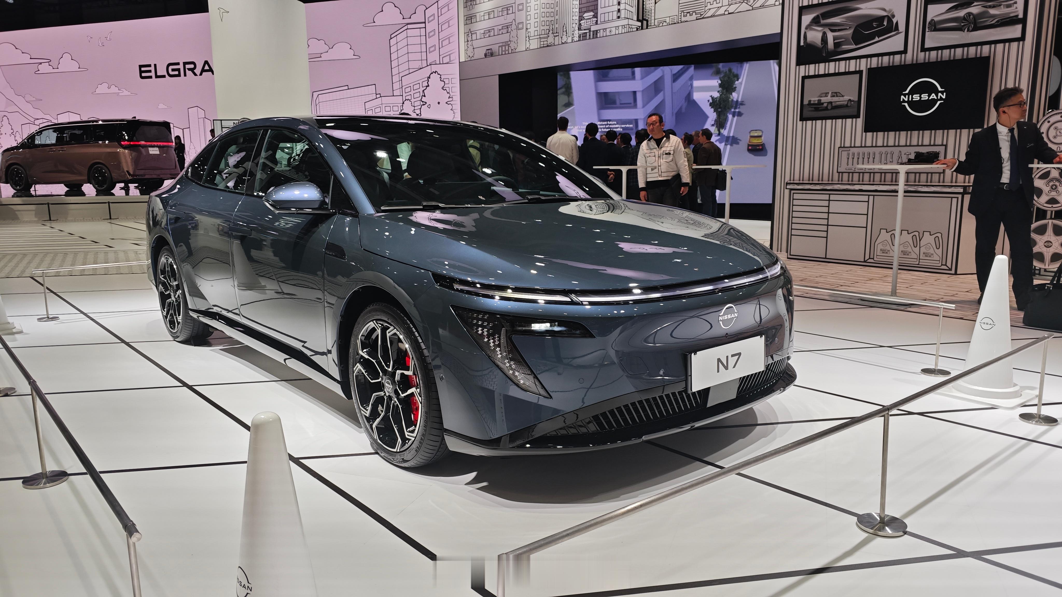 东风日产N7亮相日本移动出行展，成为日产展台焦点。日产首次将中国团队主导研发的车