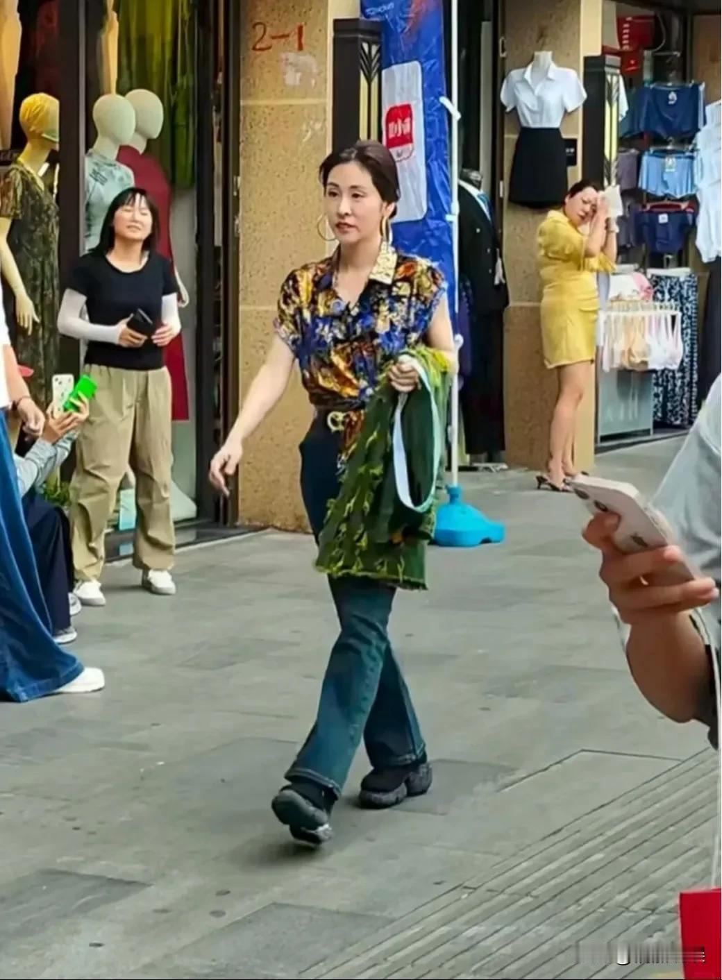 张碧晨除了女儿，是没有在乎的人了吗？
看她私下里的穿搭好普啊，感觉她的颜值被严重