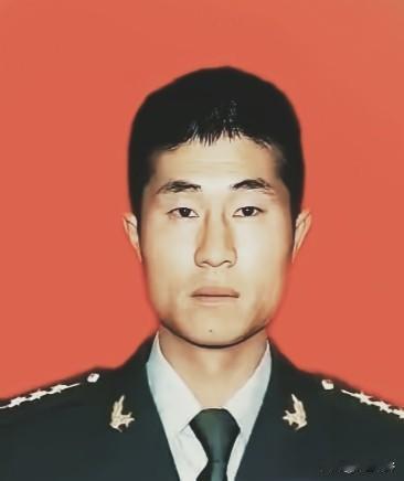 吴建，连长，第49架次第3名跳伞员。
跃出舱门的瞬间，他的世界翻了。降落伞不是绽