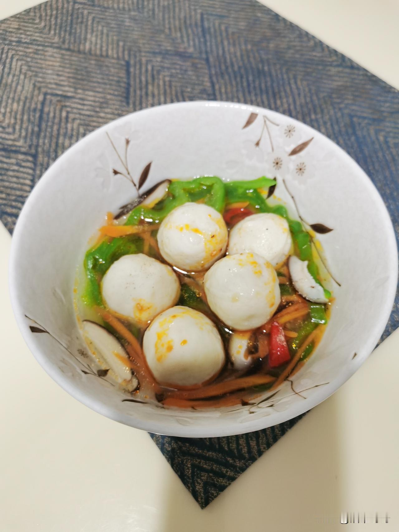 食堂推出新品杂粮馒头，排队的时候听见前面学长吐槽。
学长：“这馒头也太硬了，啃着