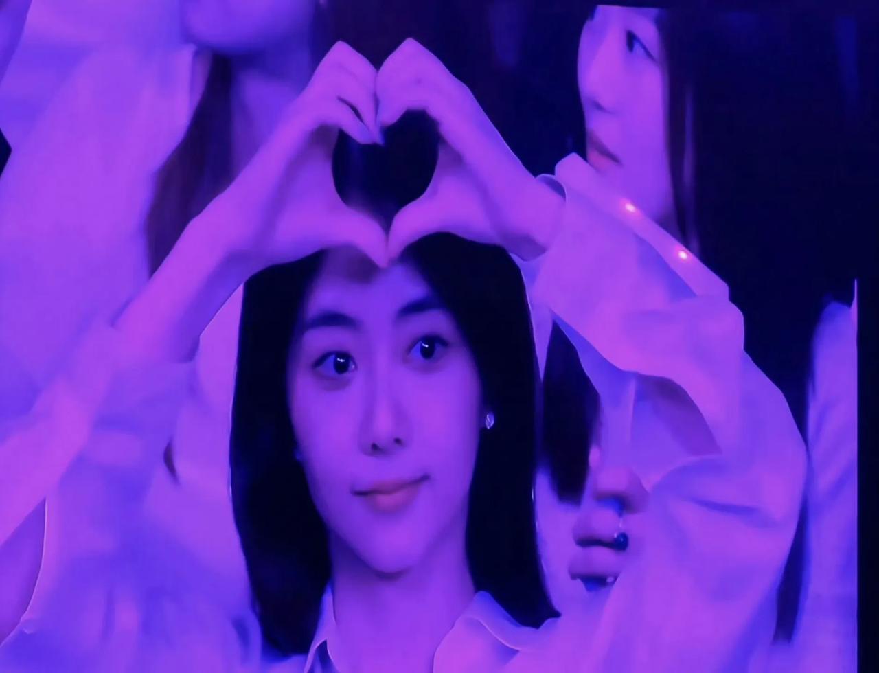 林俊杰演唱会cue谭松韵，恭喜谭松韵追星成功。林俊杰太原演唱会，现场镜头捕捉到了