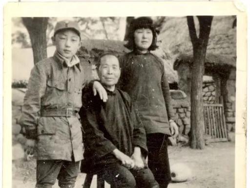 1943年，日寇来村子里找"花姑娘"，碰到仅17岁的陈杰英，她刚要跑，鬼子就兴奋
