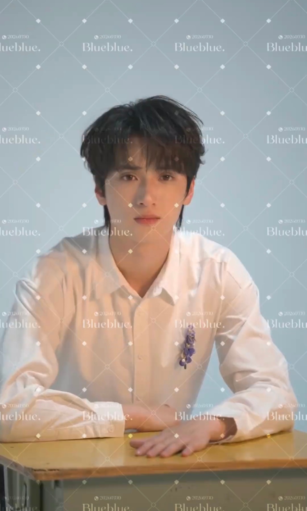 刷到几张拍摄期间的浩翔～～（应该是芒果卡的） 严浩翔