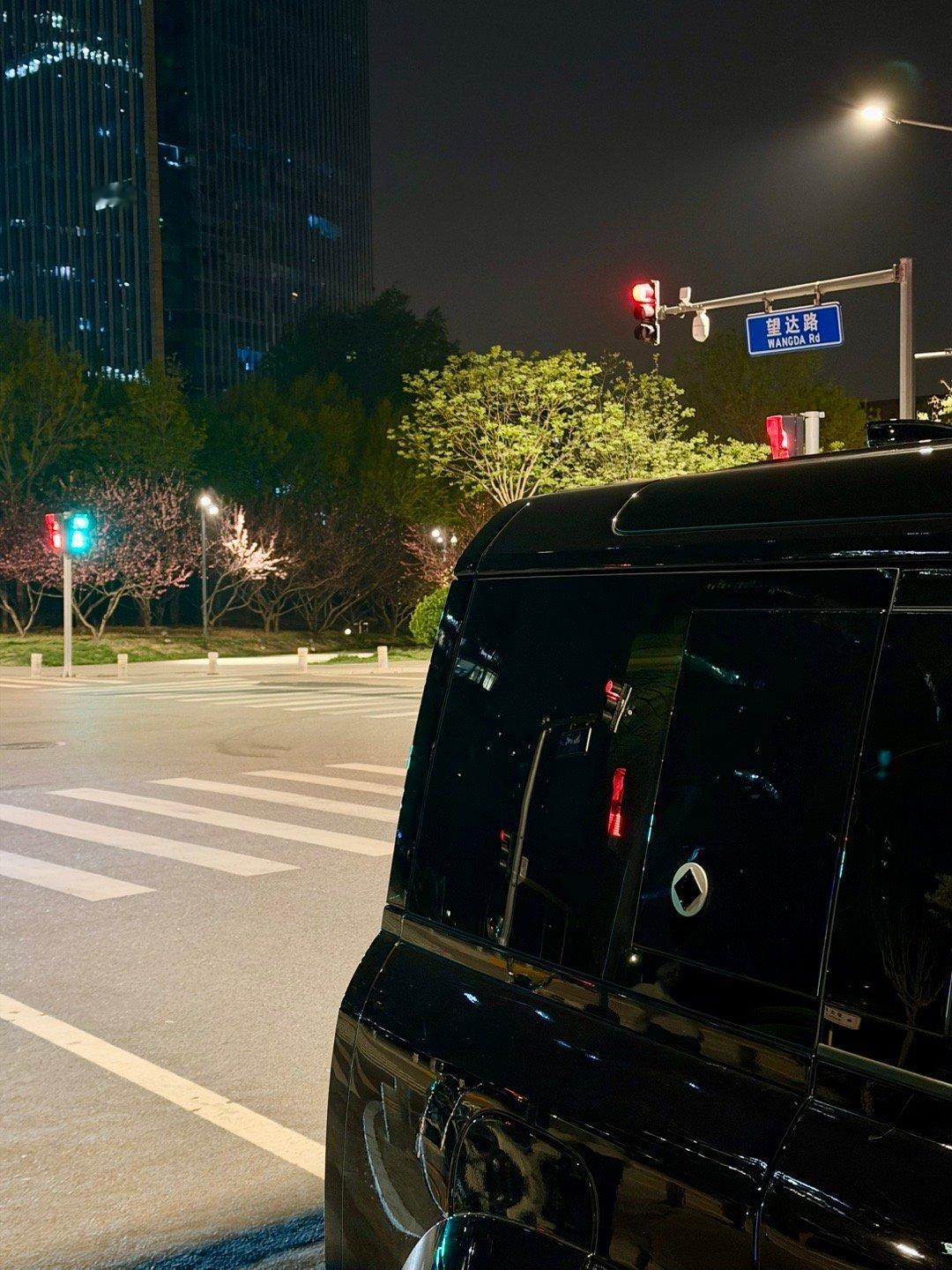 还没下班，脑瓜子嗡嗡的… 