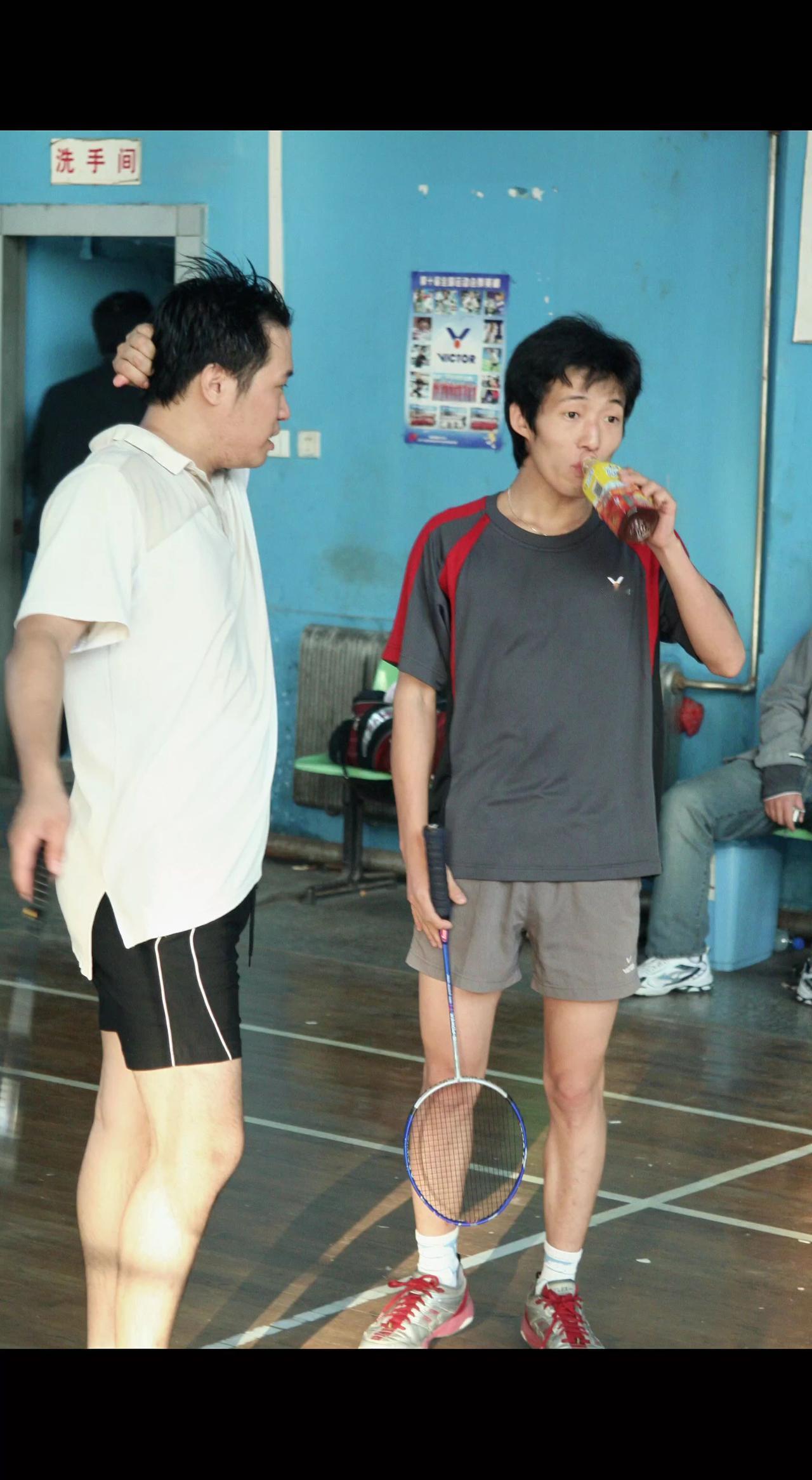 🏓️汗水浸透球服，喘息里藏着不服输的少年气！
瓶罐碰撞声，是青春最鲜活的注脚✨