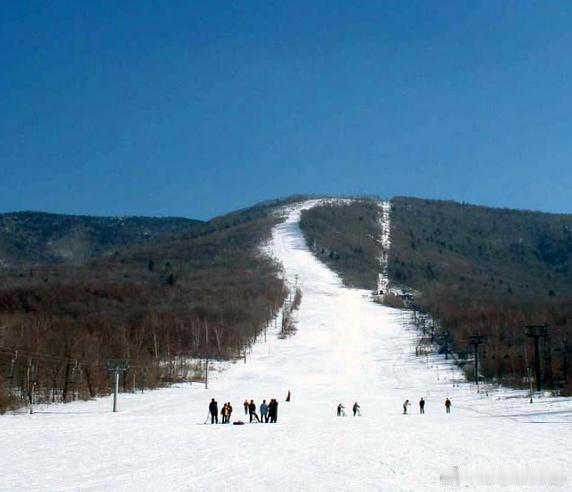 【香格里拉滑雪场】香格里拉滑雪场地处风景优美藏乡高原上，独特的高山环境使得这里雪