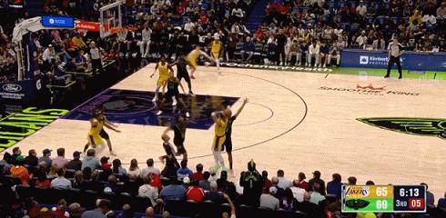 顶级视野！东契奇遭包夹怒送空接！
在今天NBA常规赛湖人对阵鹈鹕的第三节比赛中，