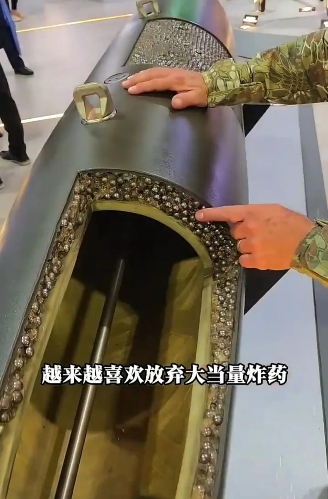 内壁嵌满预制破片（钢珠）的航空炸弹解剖体，看着令人头皮发麻。这些钢珠在炸弹爆炸后