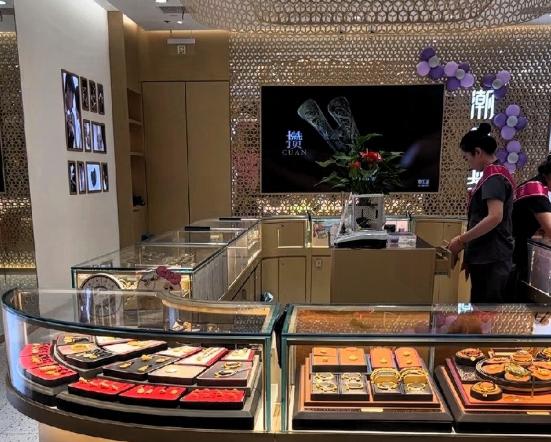 金价崩了？

9月16日，周生生、周大福、老凤祥等品牌足金饰品克价集体跌破130