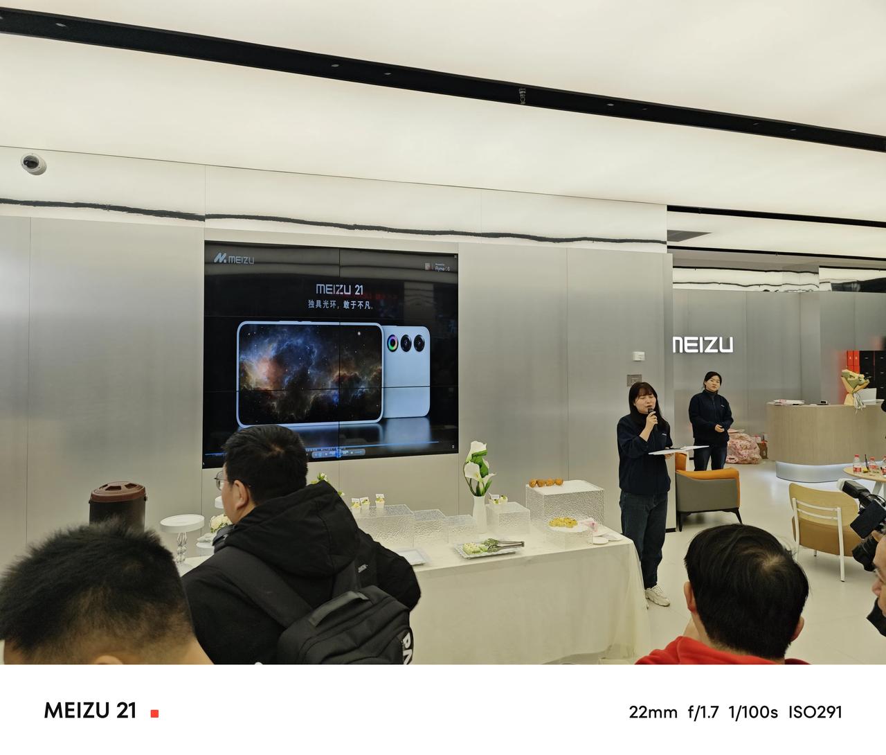 重庆星光里这家魅族体验店确实排面，现场各种颜色顶配都有现货，还有礼品。今天来还有