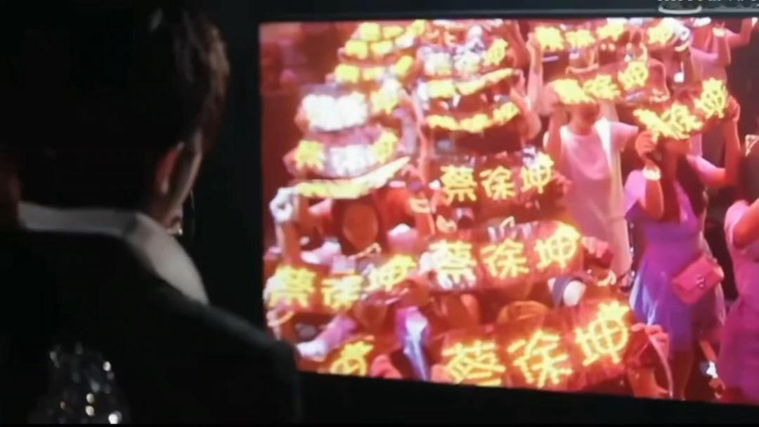 我坤哥一直都是这样的哦 在后台的时候就会悄悄看看爱坤 看看小猫耳朵