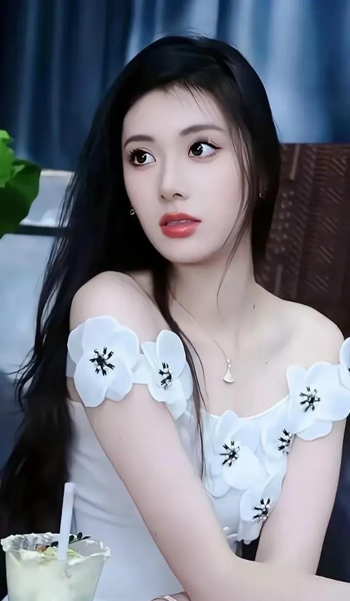 肤白貌美，如同初雪般纯净无瑕，令人一见倾心。烈焰红唇，更是添上一抹无法忽视的娇艳