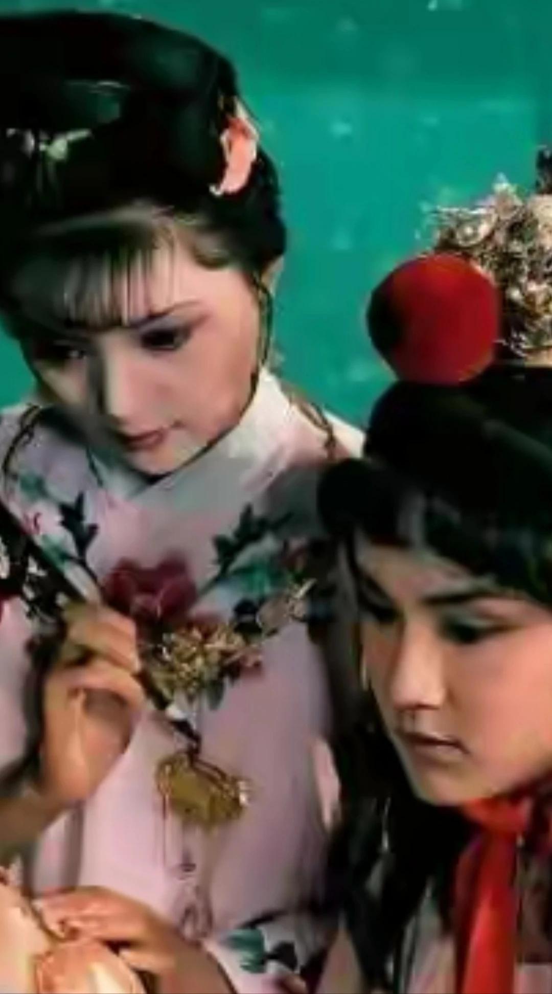 #薛宝钗是远着宝玉还是勾引宝玉?#
那还用问吗？那是迎着上啊！[偷笑]
她这一天