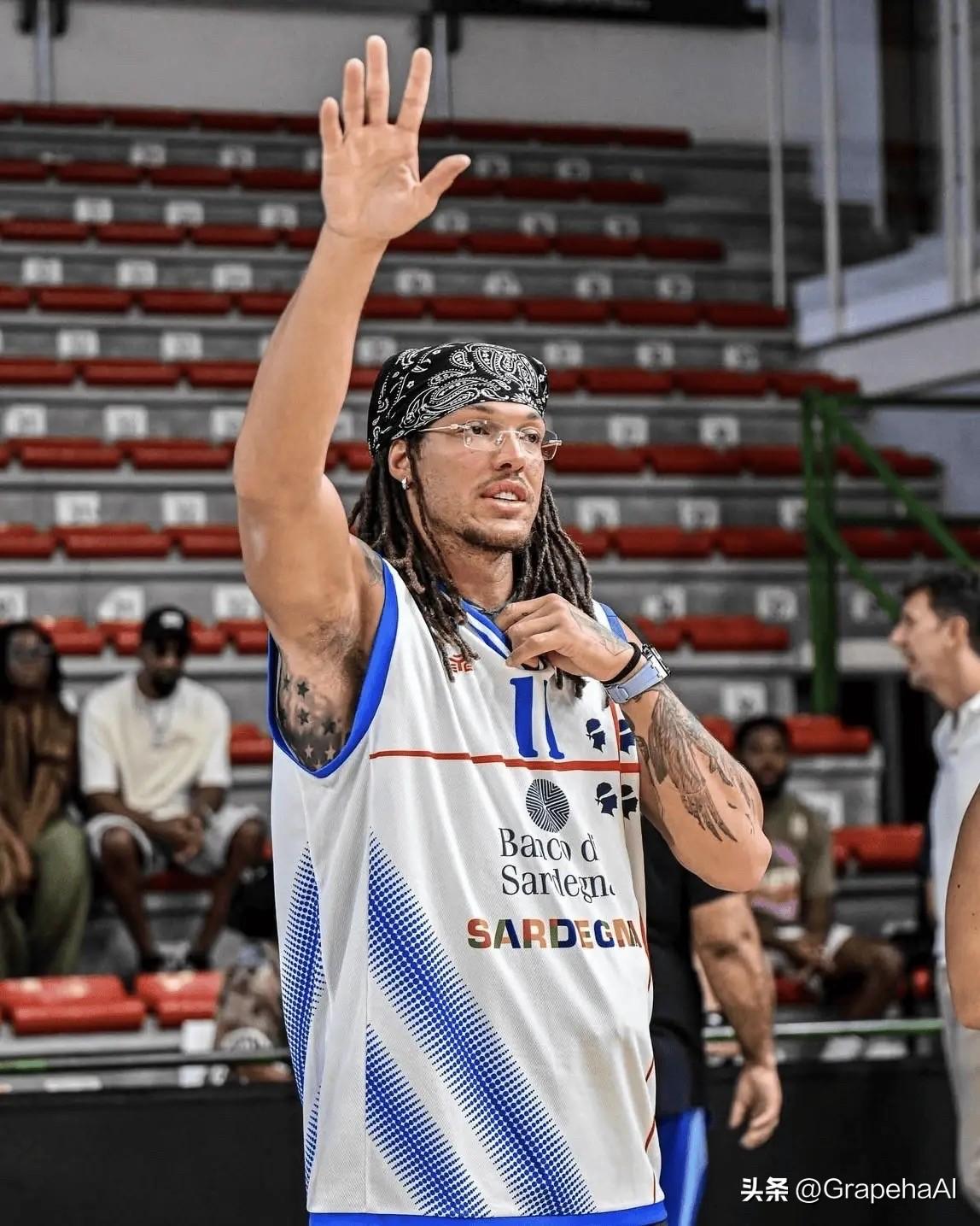 NBA冠军球员阿龙-戈登携家人前往意大利撒丁岛的帕拉塞拉迪米尼球馆，以纪念其已故