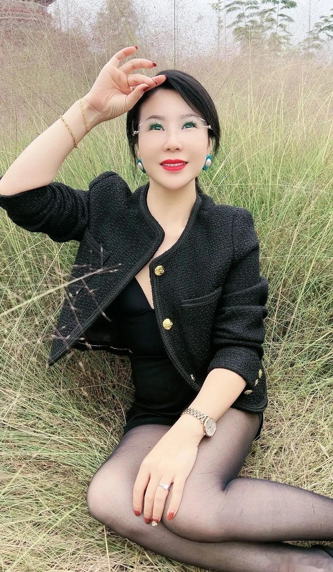 阿姨眼镜黑丝属性拉满 ​​​