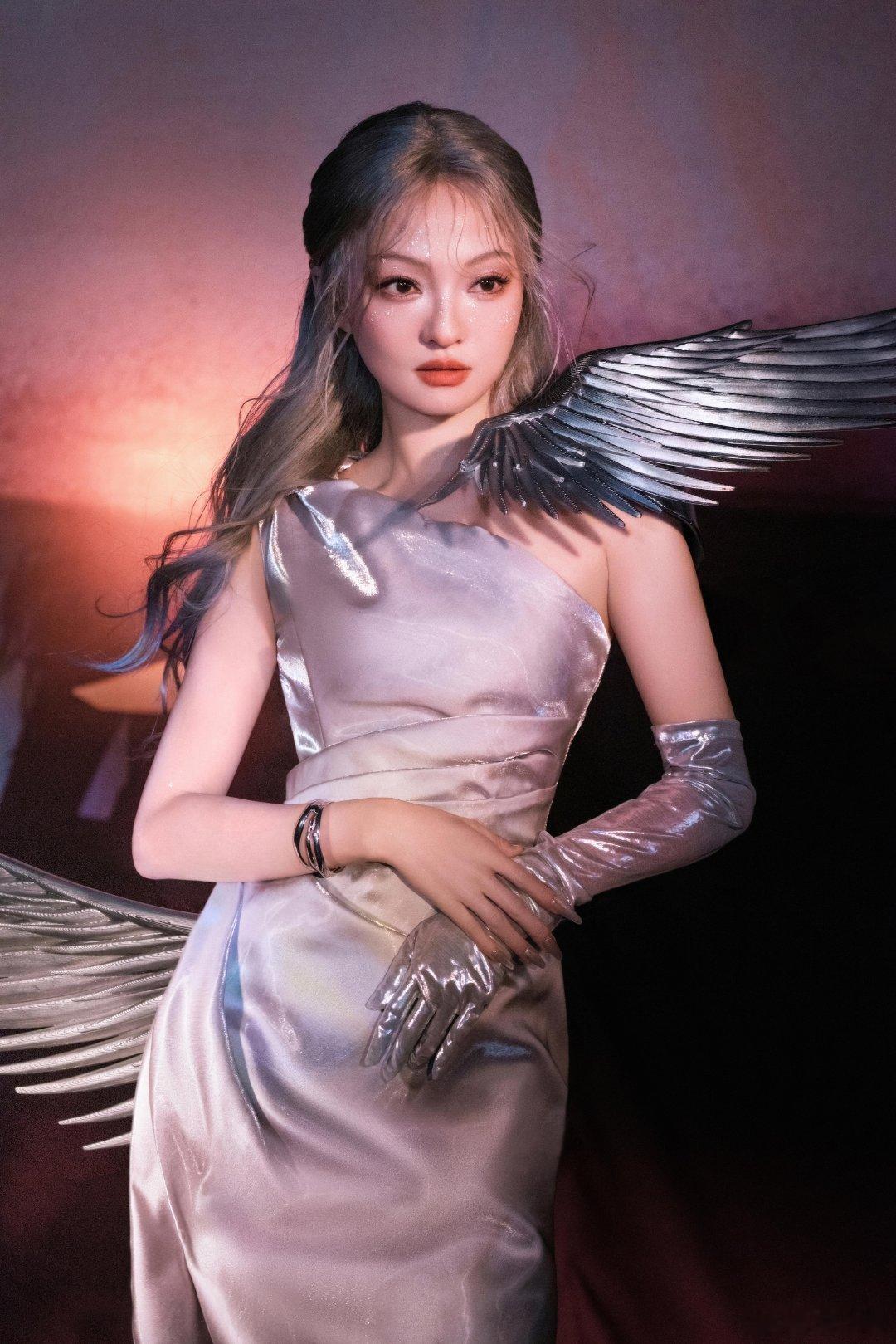 张韶涵千禧风辣姐张韶涵新巡演海报惊艳到我了！机械翅膀进化版，姐就是未来女战士本战