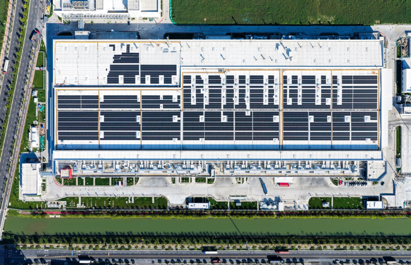 从上海超级工厂到上海储能工厂，从超级充电站到特斯拉中心，都在使用屋顶太阳能电池板