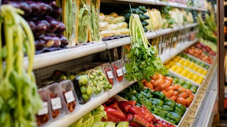 最营养的蔬菜竟然不是羽衣甘蓝或菠菜，而是水芹菜 水芹菜是一种常被忽略的绿叶蔬菜，