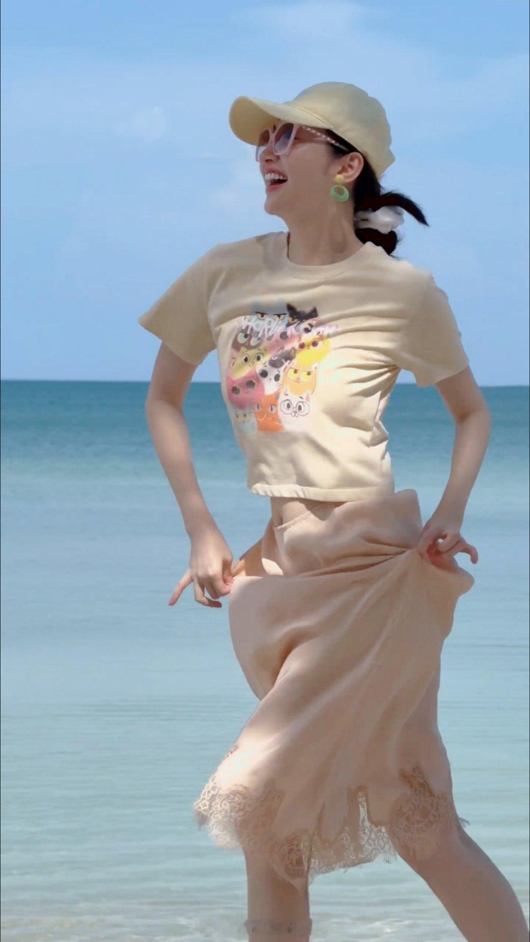 笑容灿烂明媚，甜宝玩得好开心哈！真好 很幸福的笑容又将收获女朋友的旅游明信片，哈