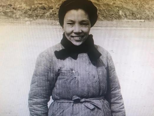 1959年，江西于都县仙下圩的一间杂货铺里，45岁的农妇赖月明盯着报纸上的陈毅元