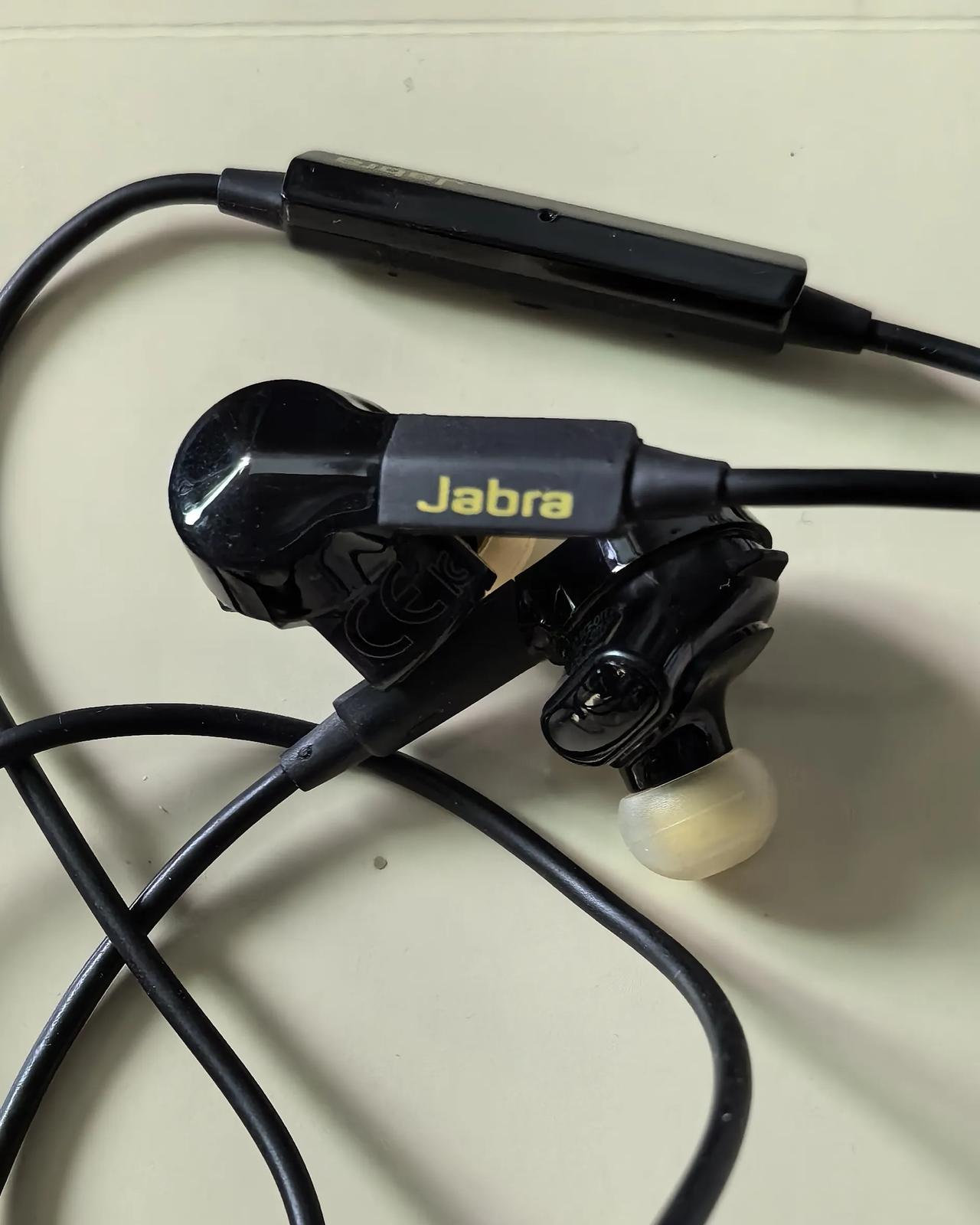 Jabra耳机为什么无法充电[流泪]

买的时候很贵

要充电，通上电就变绿色