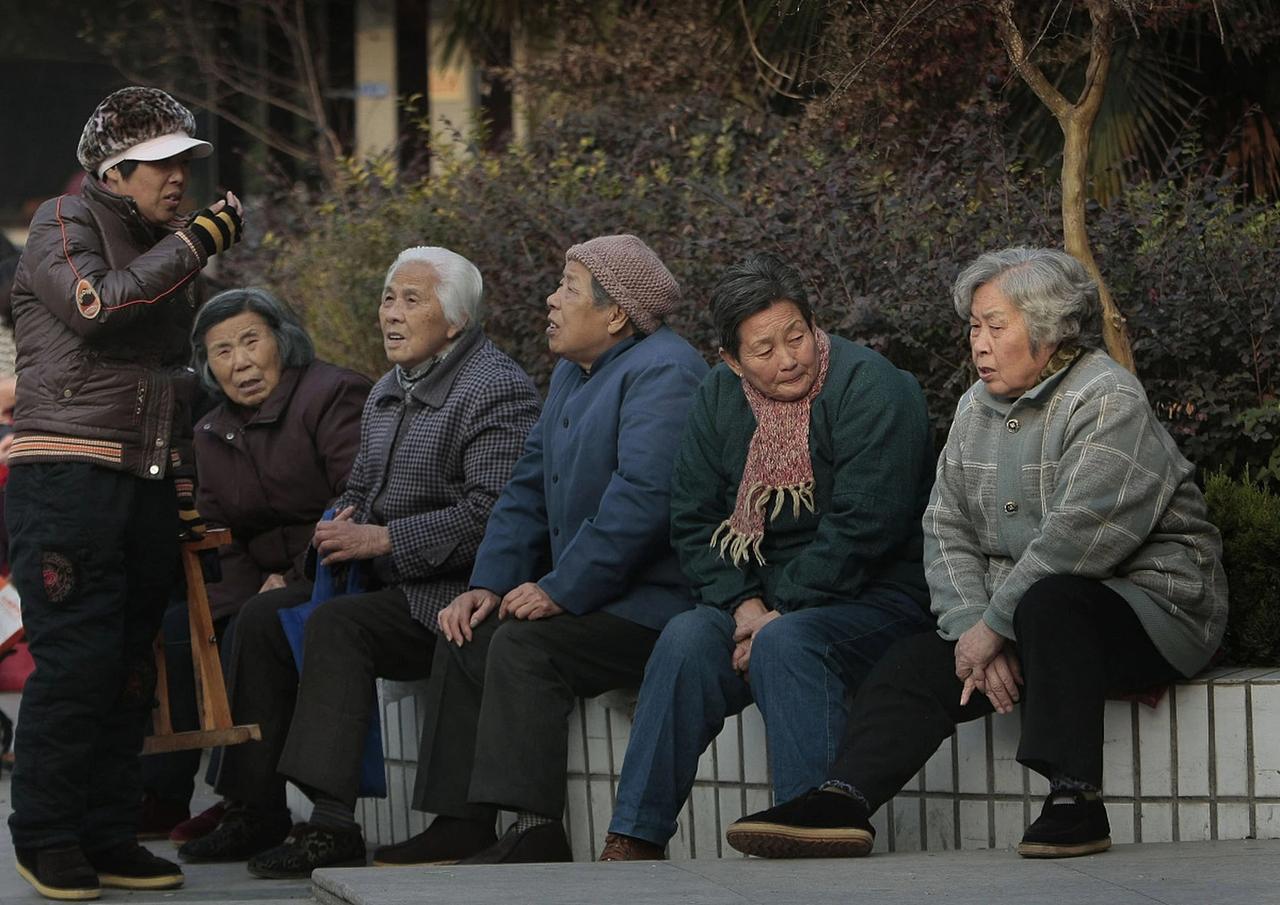 一位三甲医院的医生说：
身体越来越好的秘密：一脸要穷养，不要过度清洁，二脚要富养