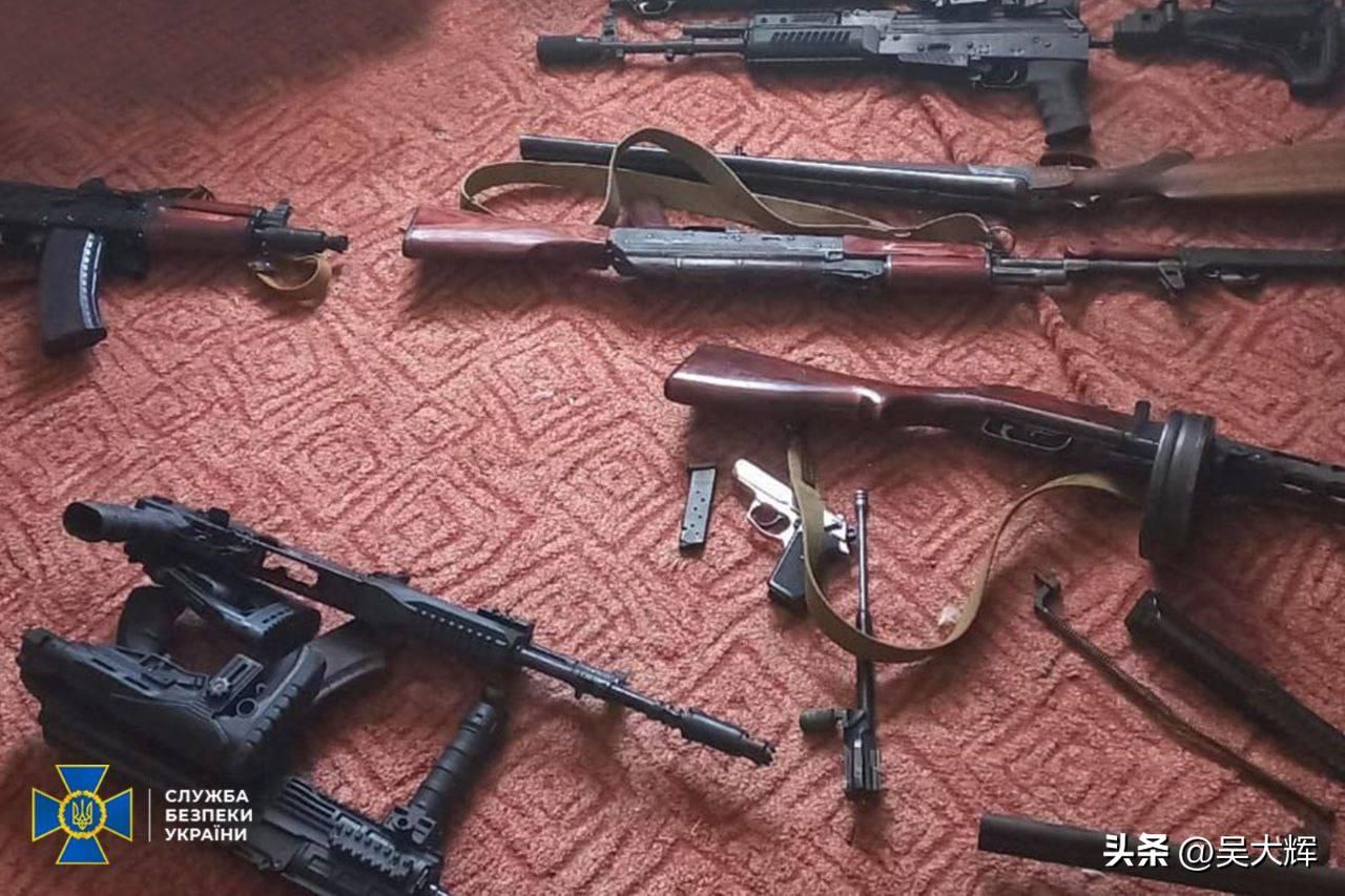 基辅地区破获一起前国土防御部队人员涉案案件，该男子退伍后开始秘密倒卖武器。
 