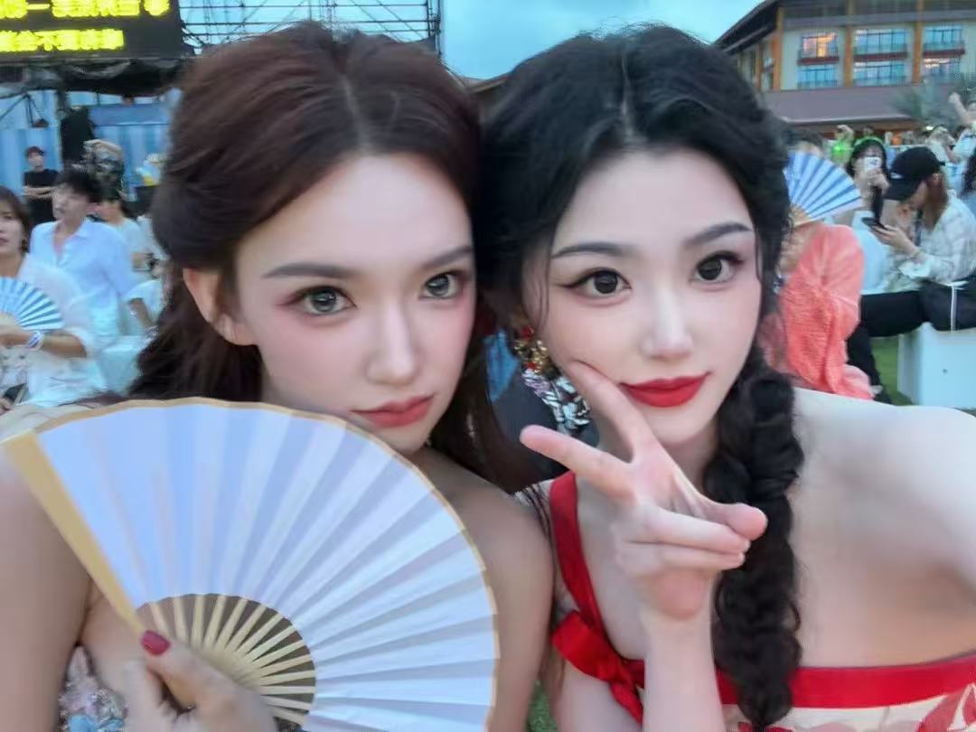 程潇孔雪儿合影程潇孔雪儿自拍合照哇！这都美成啥了！！ 
